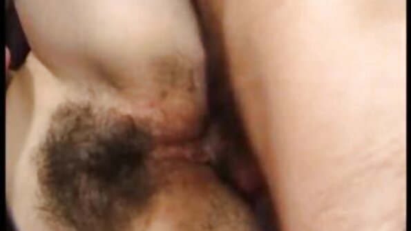 Robust Ladyboy tort solo filme porno cu femei luate cu forta se masturbeaza