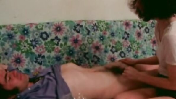 Christy și Capri filme porno cu femei batute își examinează reciproc corpurile